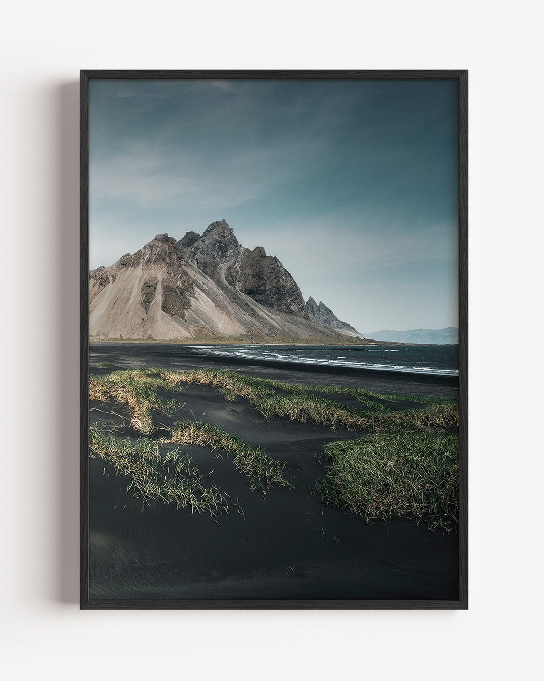 Berglandschap met zwarte zand Poster
