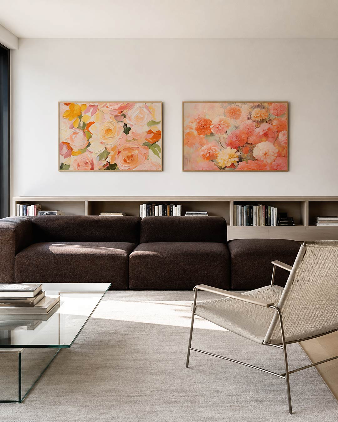 Twee liggende posters met een levendige verzameling van bloemen in zachte tinten, aan de muur in een interieur