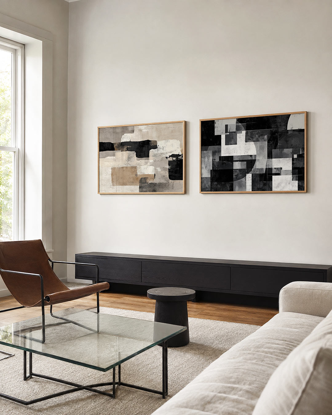 Twee liggende posters met een spel van rechthoekige kleurvlakken in zwart, wit, beige en grijs, aan de muur in een interieur