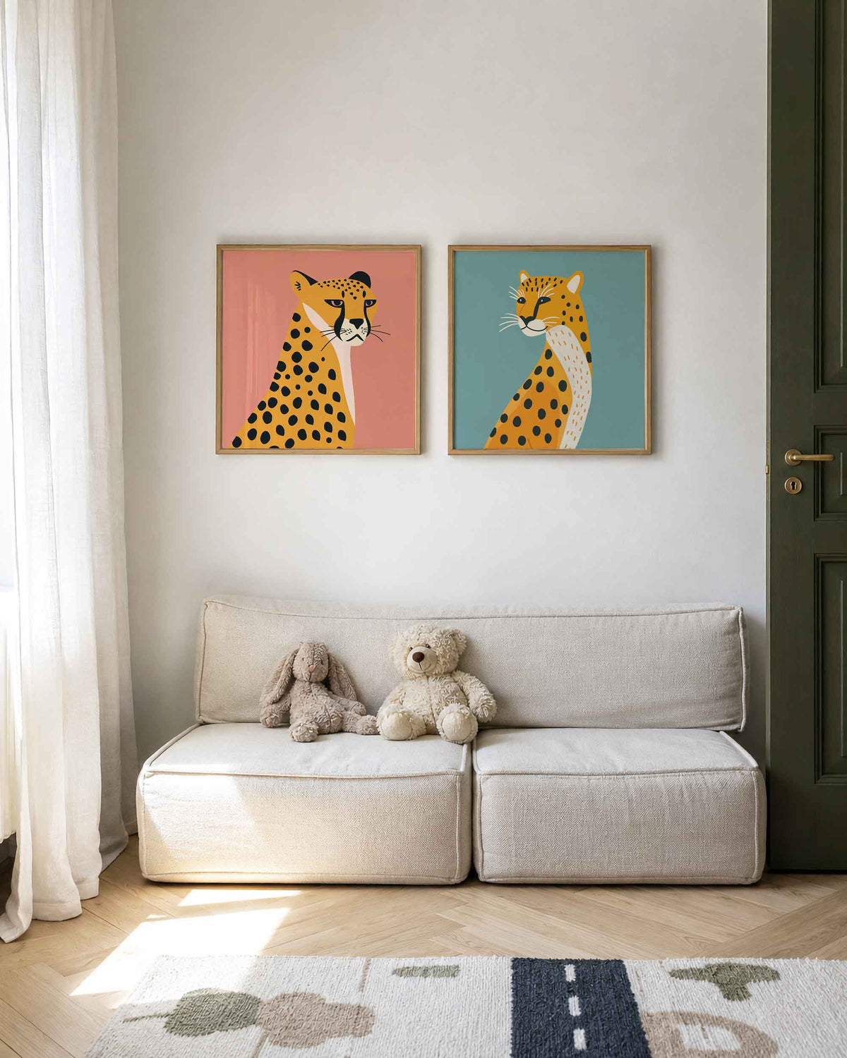 Interieurpresentatie van een tweedelige vierkante posterset met luipaardportretten