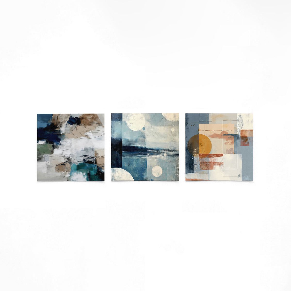 Drie vierkante posters met abstracte vormen op een gebroken witte achtergrond