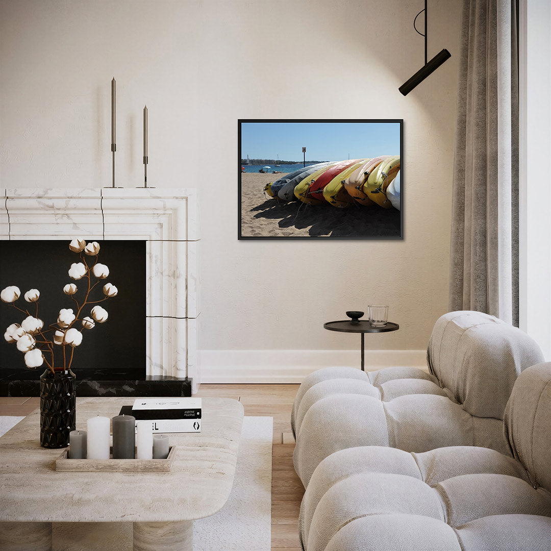 Kleurrijke kajaks op strand Kunstwerk