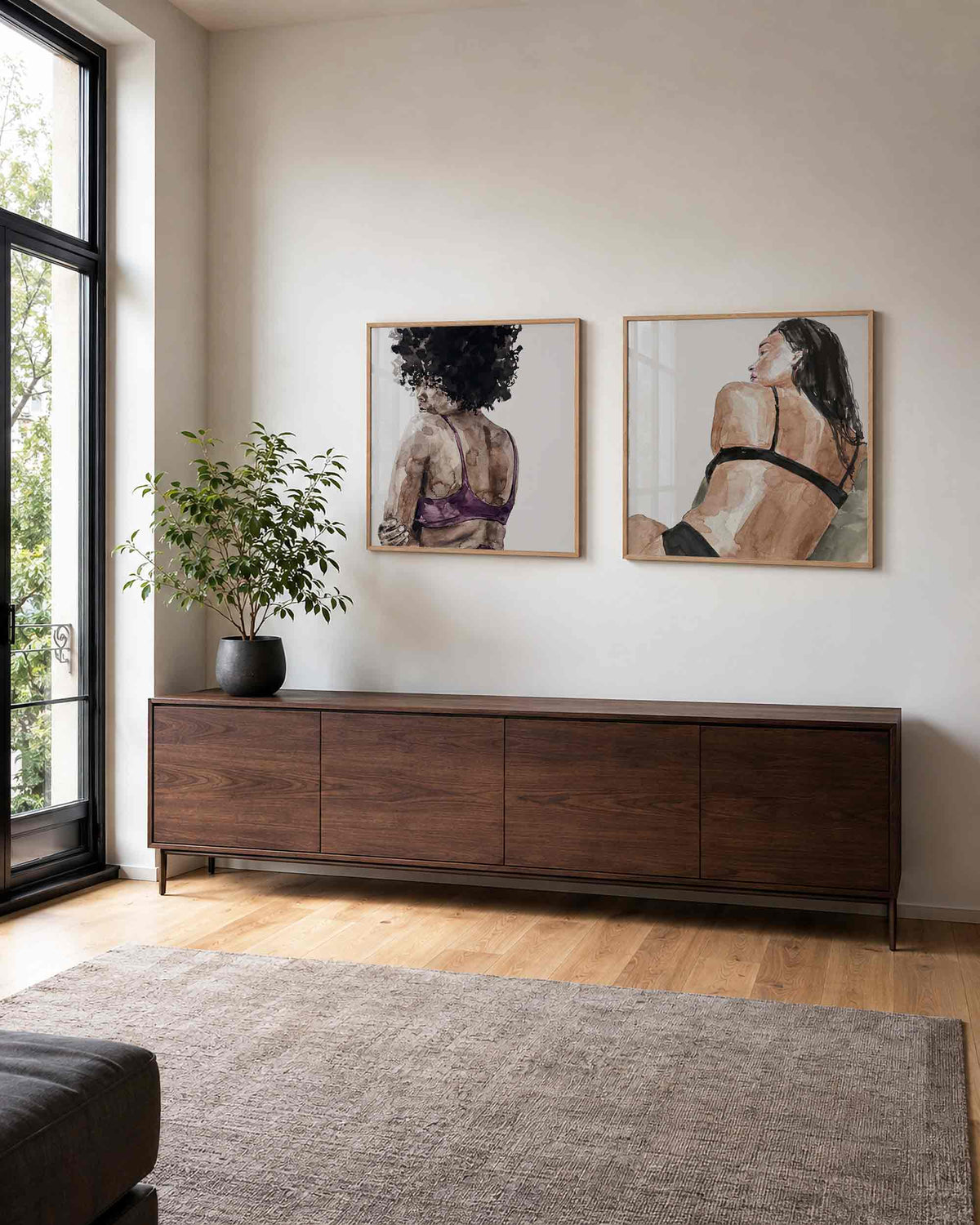 Interieurpresentatie van een tweedelige vierkante posterset met vrouwenportretten