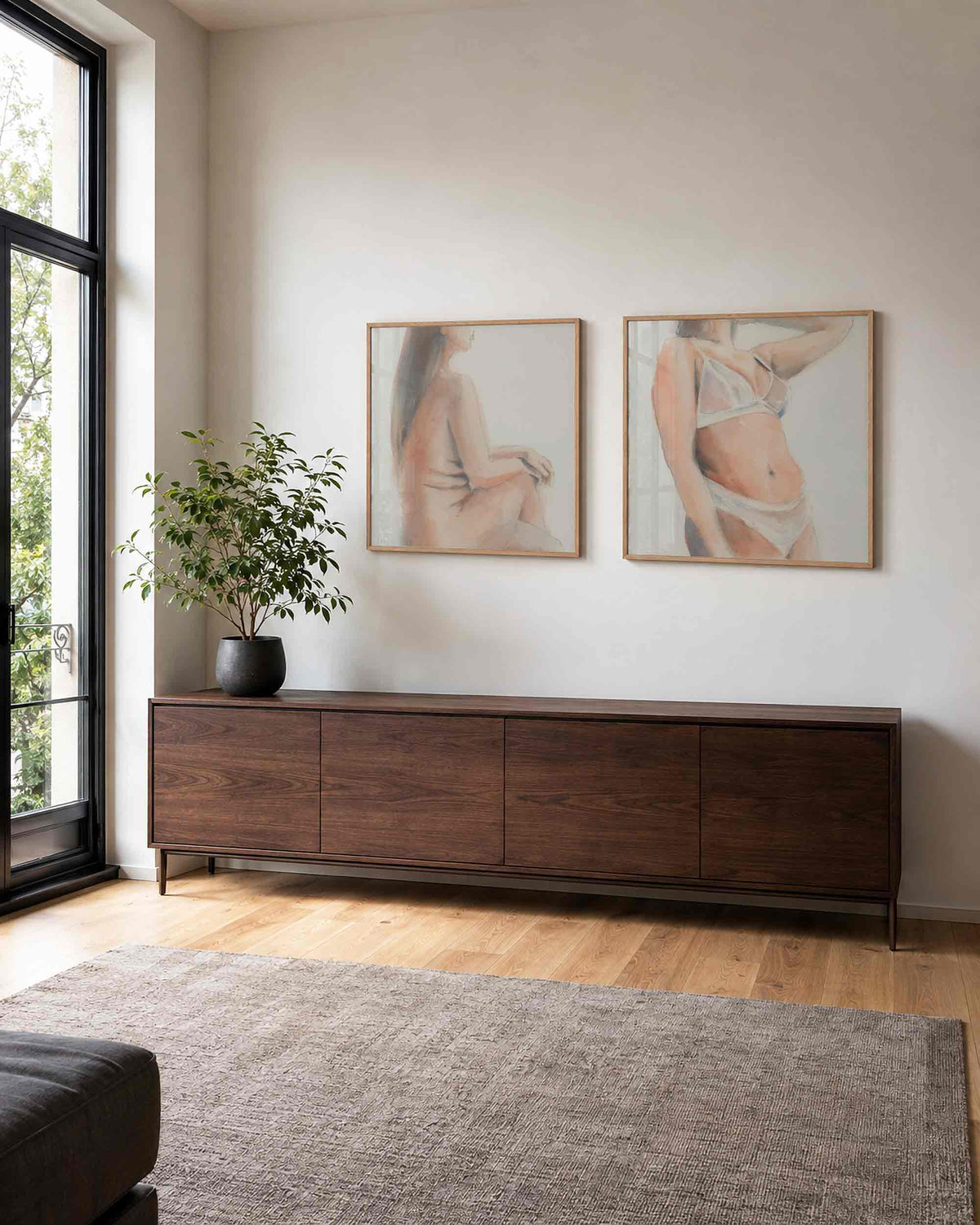 Interieurpresentatie van een tweedelige vierkante posterset met vrouwelijke figuren
