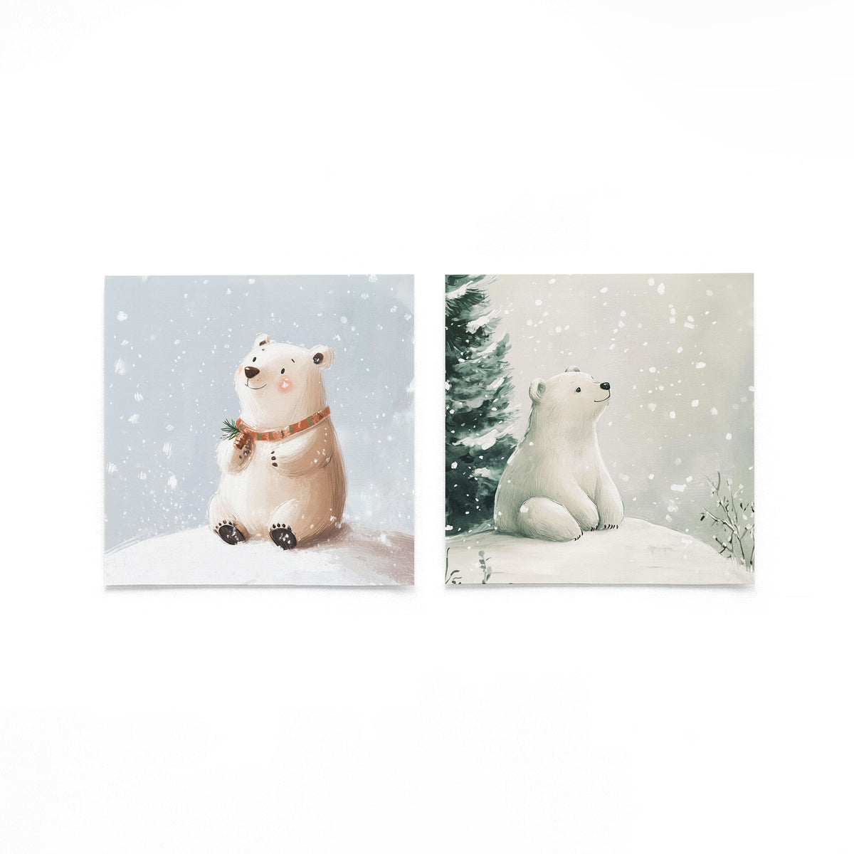 Twee vierkante posters met ijsberen in de sneeuw op een gebroken witte achtergrond