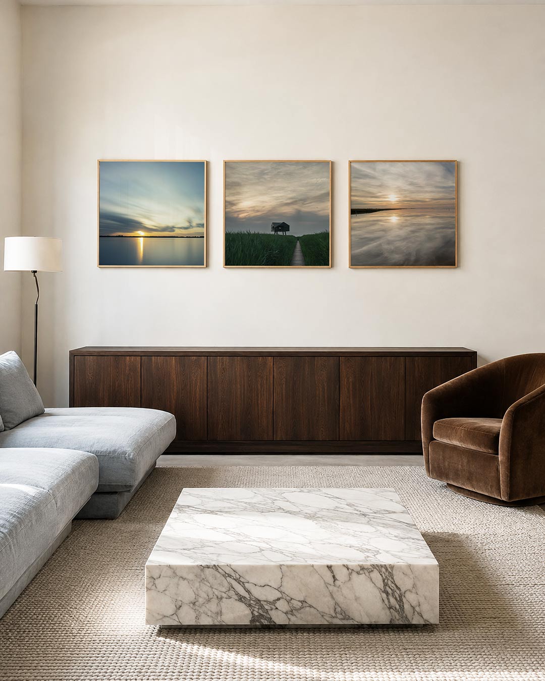 Interieur met vierkant fotografisch drieluik stilte aan het water – Gerald Emming