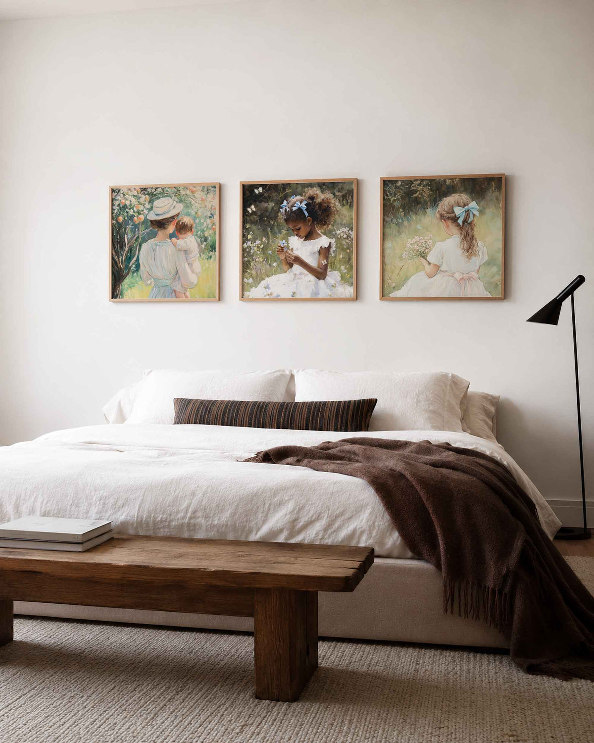 Interieurpresentatie van een driedelige vierkante posterset met meisjes in de bloementuin