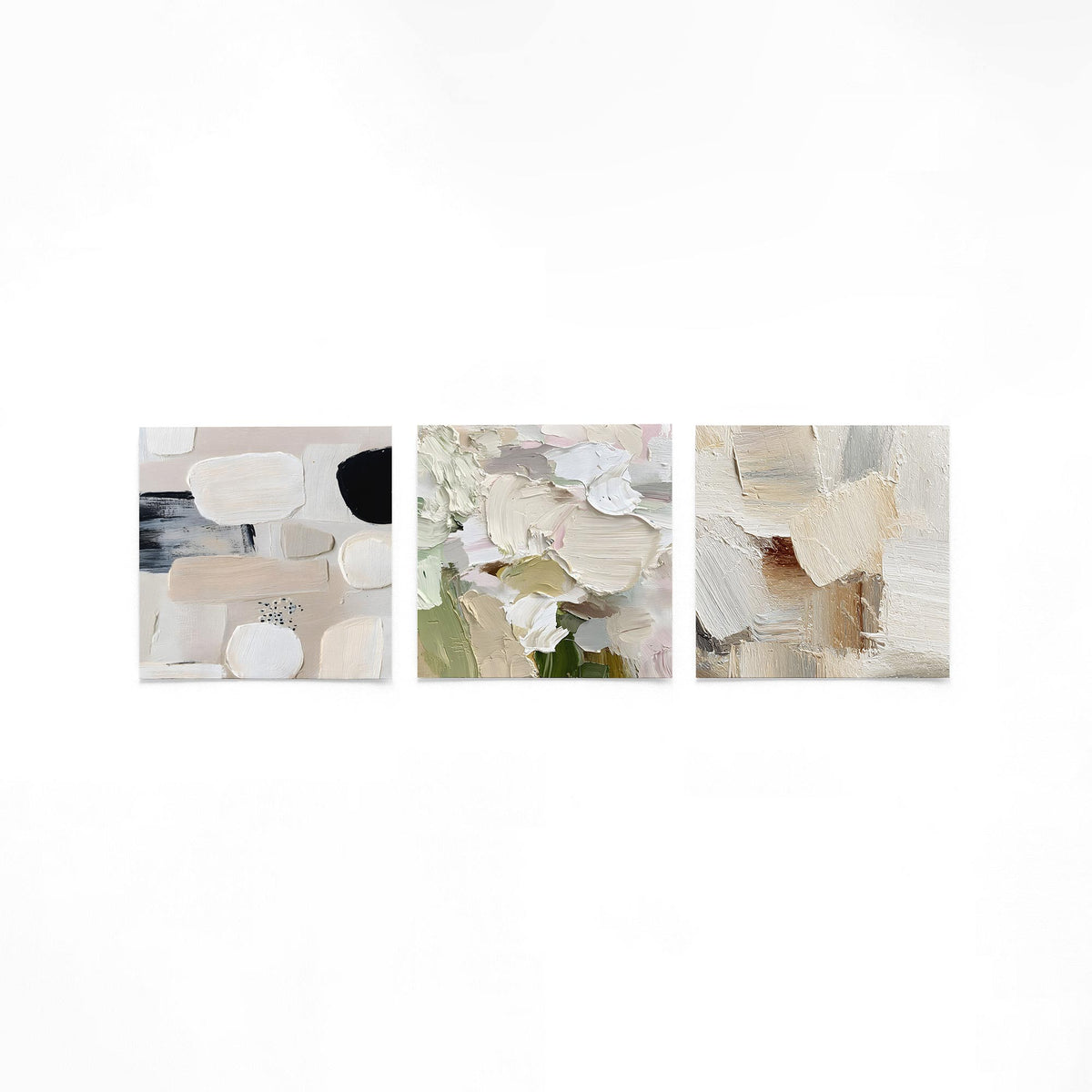 Drie vierkante posters met abstracte penseelvlakken op een gebroken witte achtergrond