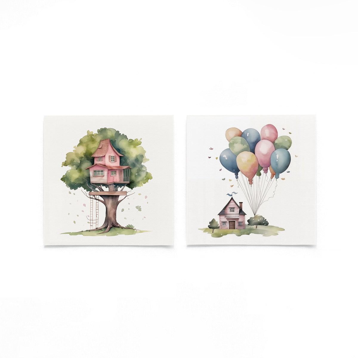 Twee vierkante posters met boomhut en ballonnen op een gebroken witte achtergrond