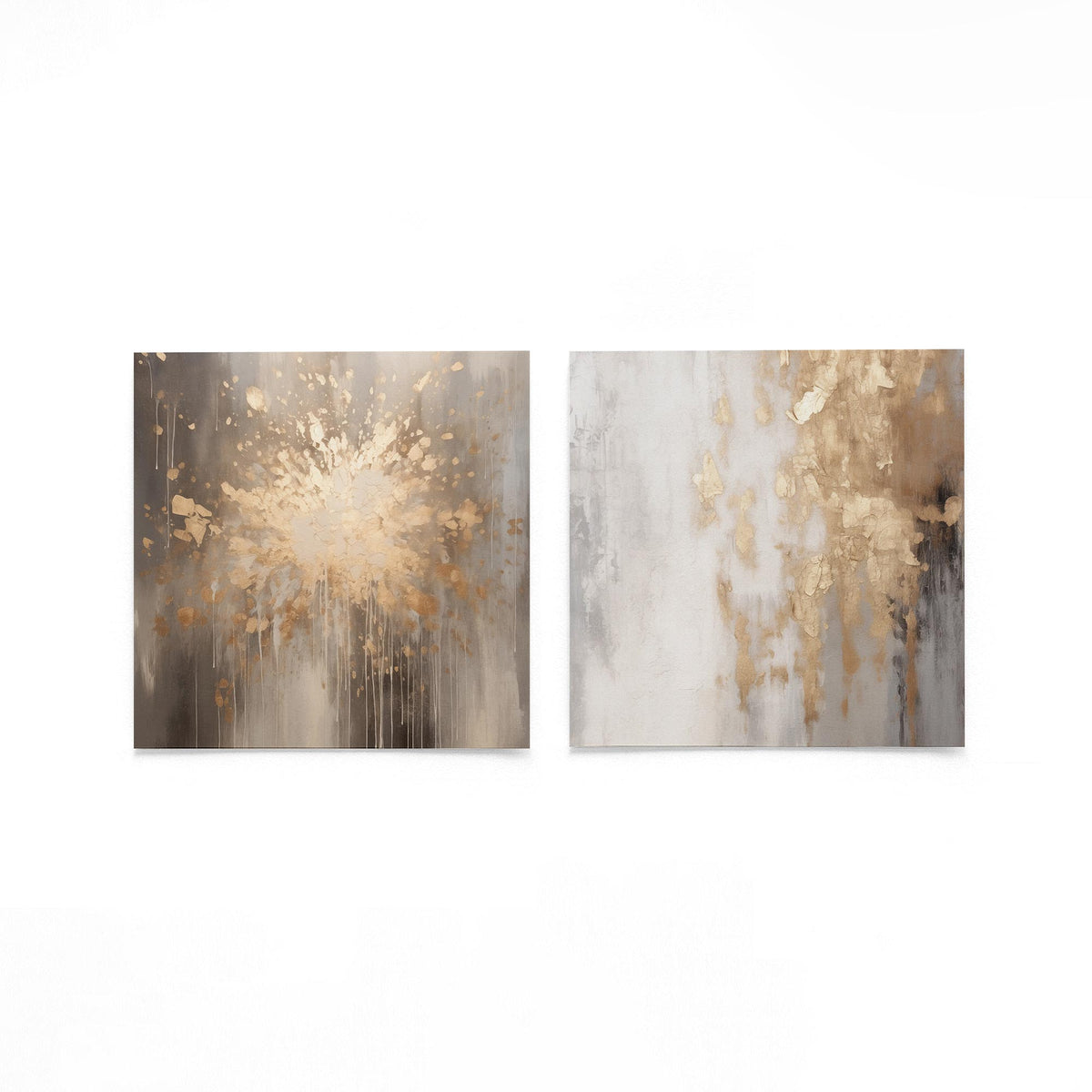 Twee vierkante posters met goudbeige verfspatten op een gebroken witte achtergrond