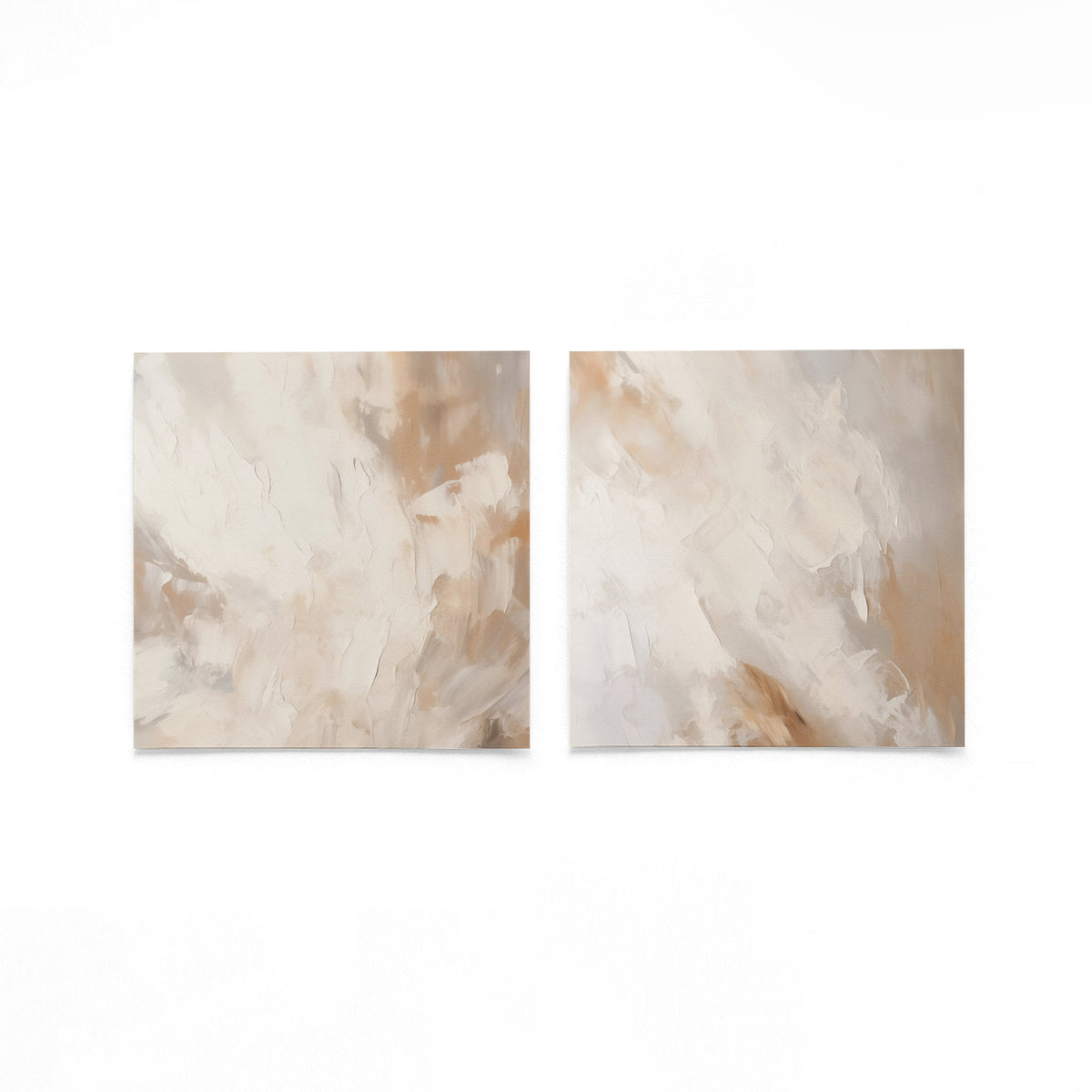 Twee vierkante posters met beige verfstructuren op een gebroken witte achtergrond
