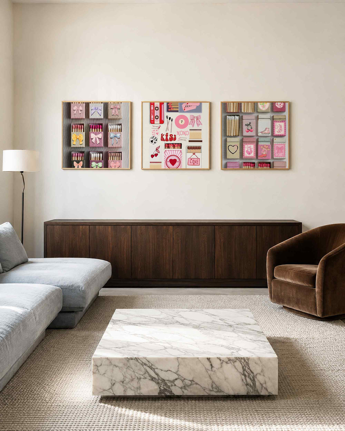 Interieurpresentatie van een driedelige vierkante posterset met strikjes liefde