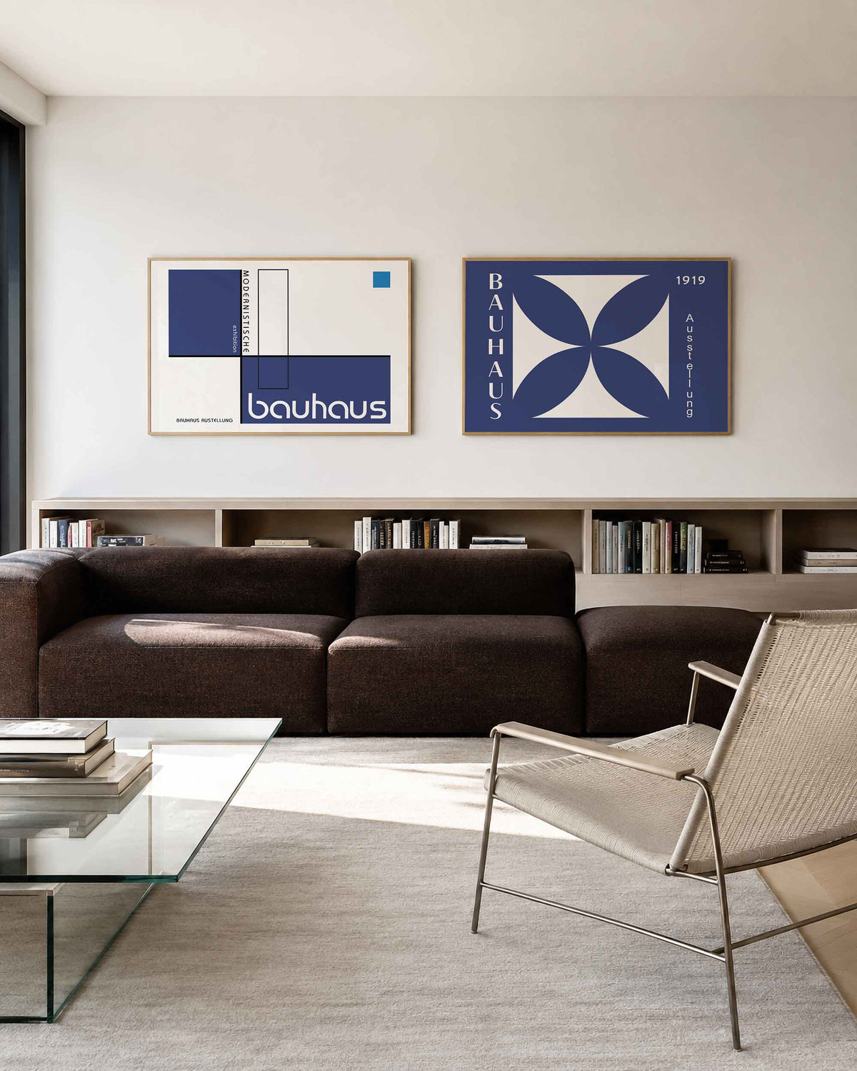 Interieurmockup van tweedelige landscape-posterset met indigoblau grafische affiches