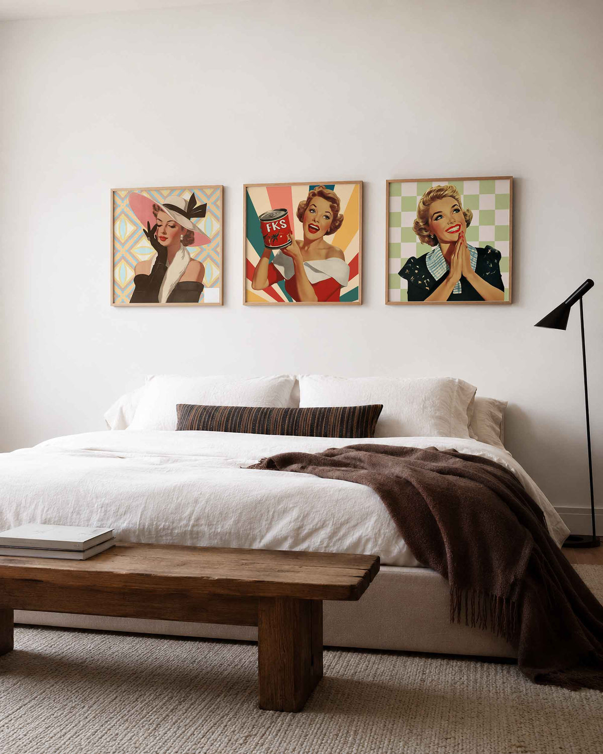 Interieurpresentatie van een driedelige vierkante posterset met retro dames portretten