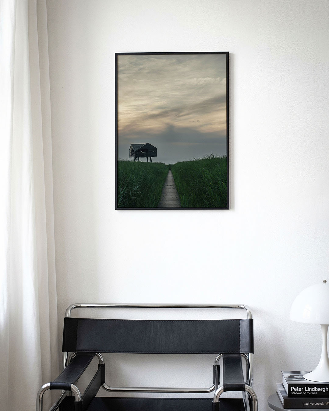 Houten huisje in gras Poster