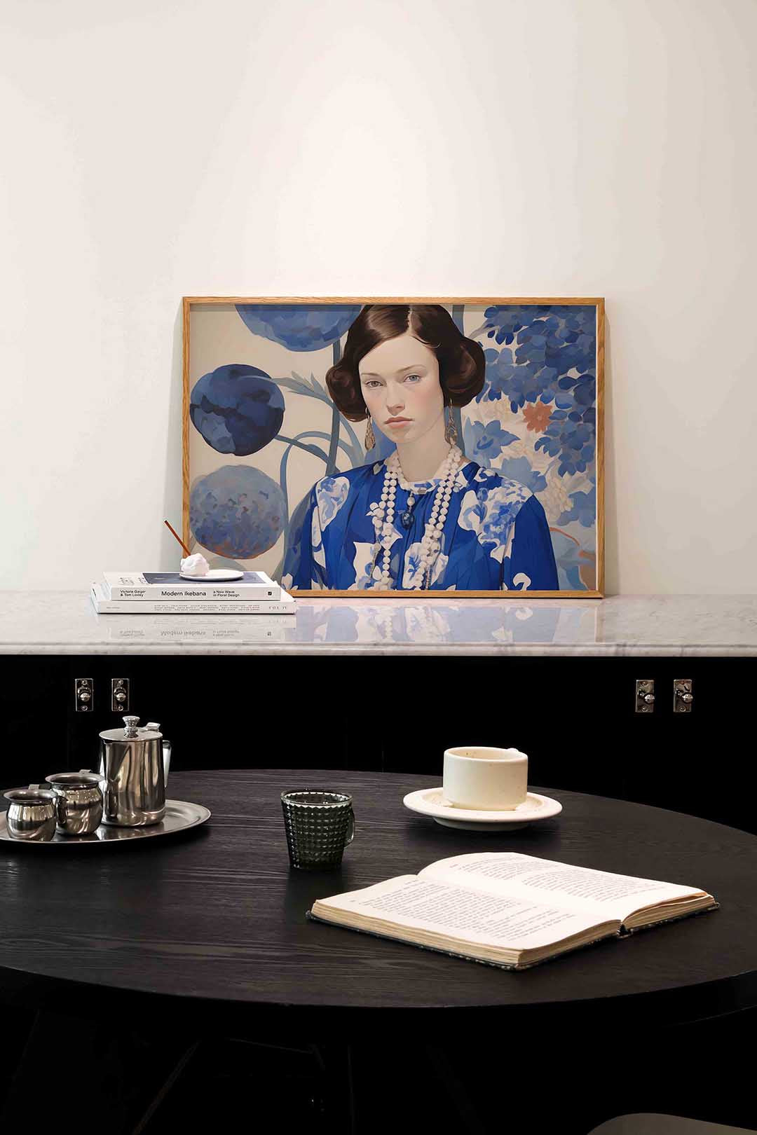 Vrouw met blauwe bloemen Poster