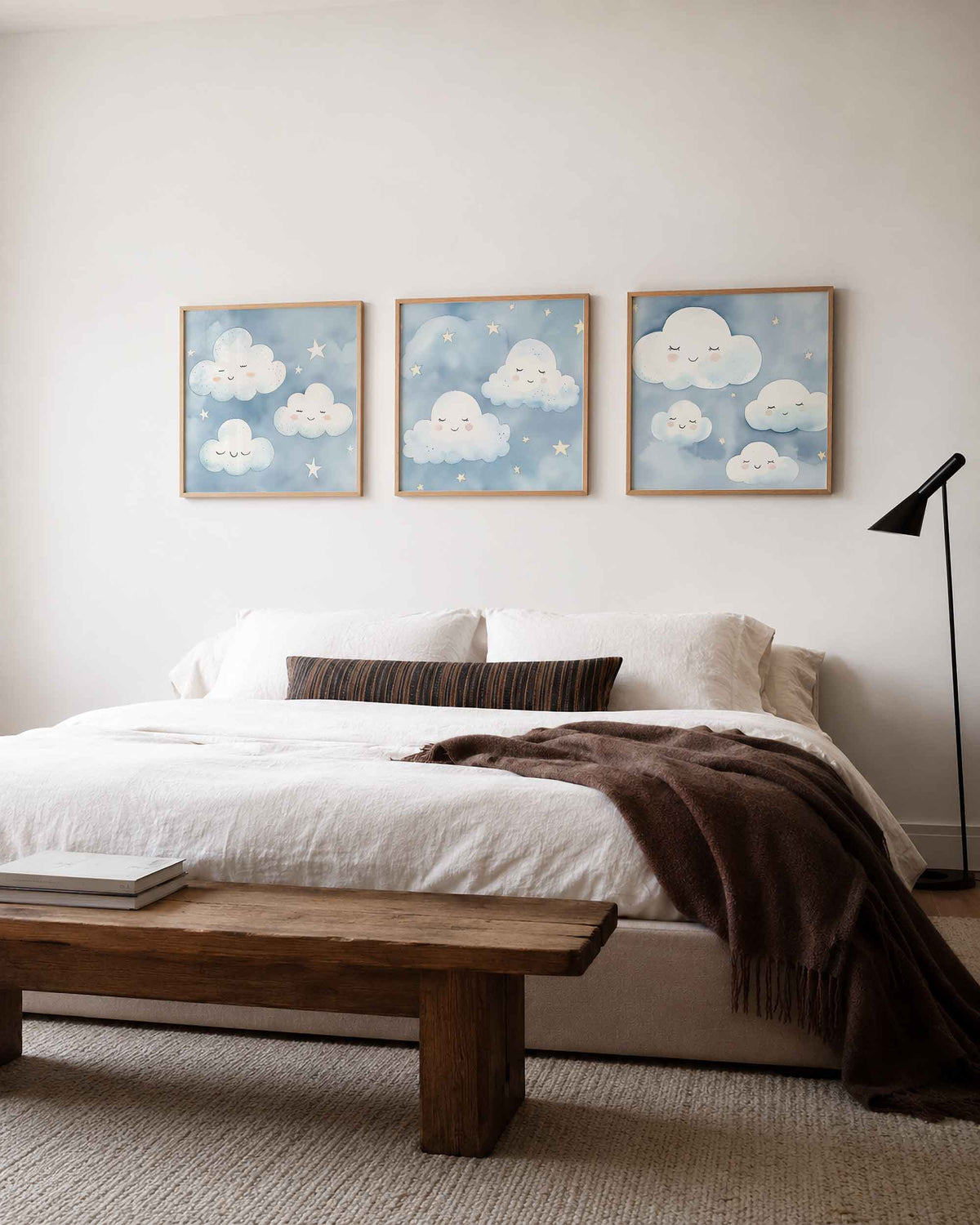 Interieurpresentatie van een driedelige vierkante posterset met slapende wolken