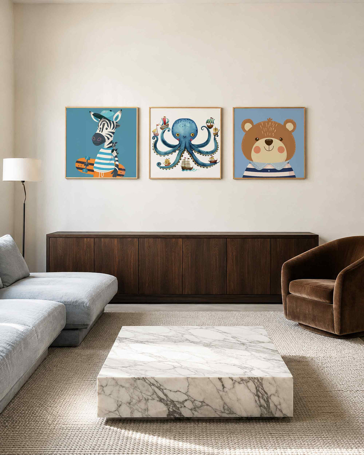 Interieurpresentatie van een driedelige vierkante posterset met dieren in avontuur