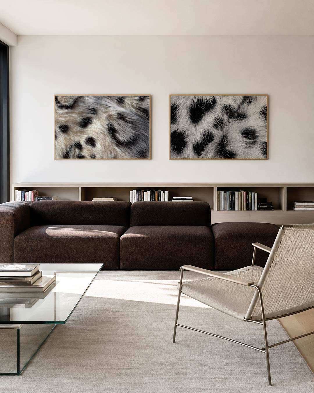 Tweedelige posterset met zachte, golvende lijnen met een mix van witte en zwarte tinten, getoond in een interieur