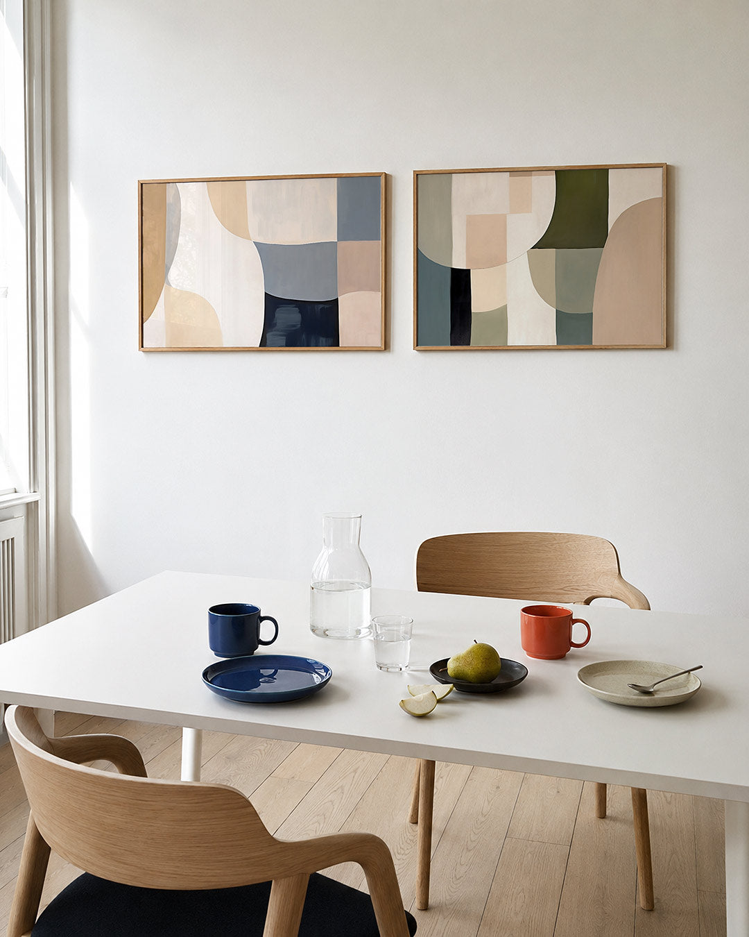 Interieurpresentatie van twee posters met zachte, vloeiende vormen in beige, wit en blauw