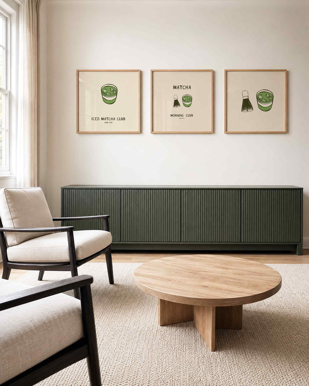 Interieurpresentatie van een driedelige vierkante posterset met matcha en klopper