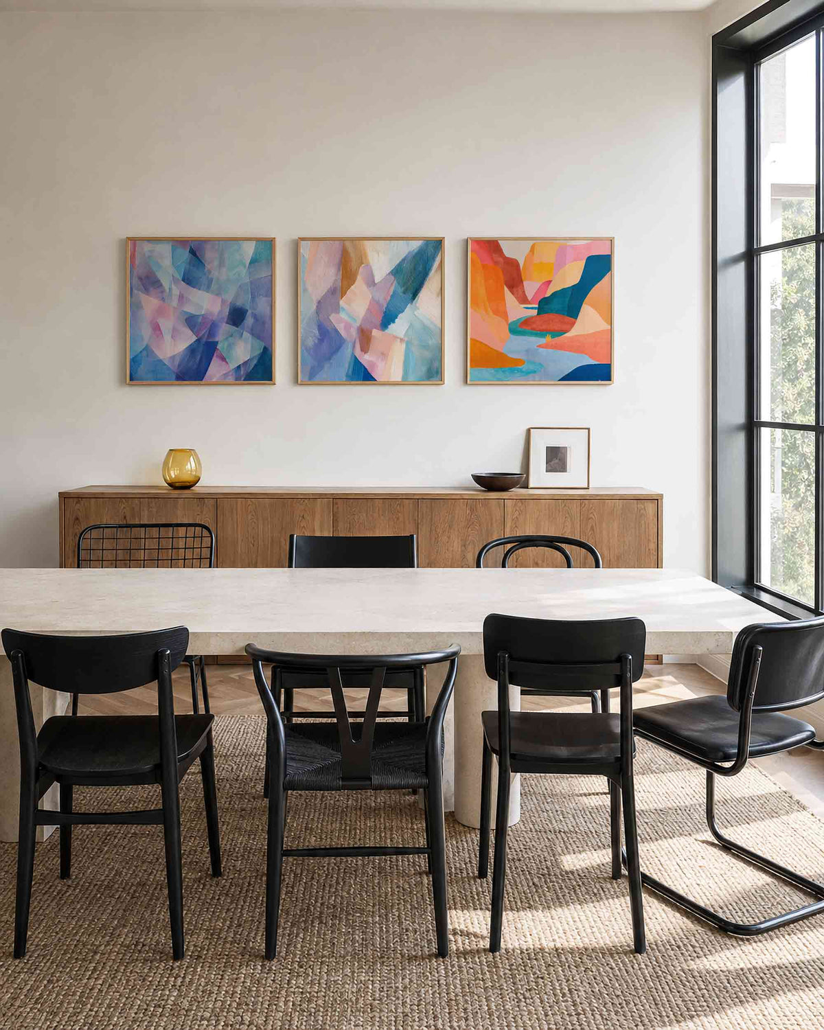 Interieurpresentatie van een driedelige vierkante posterset met abstracte kleuren
