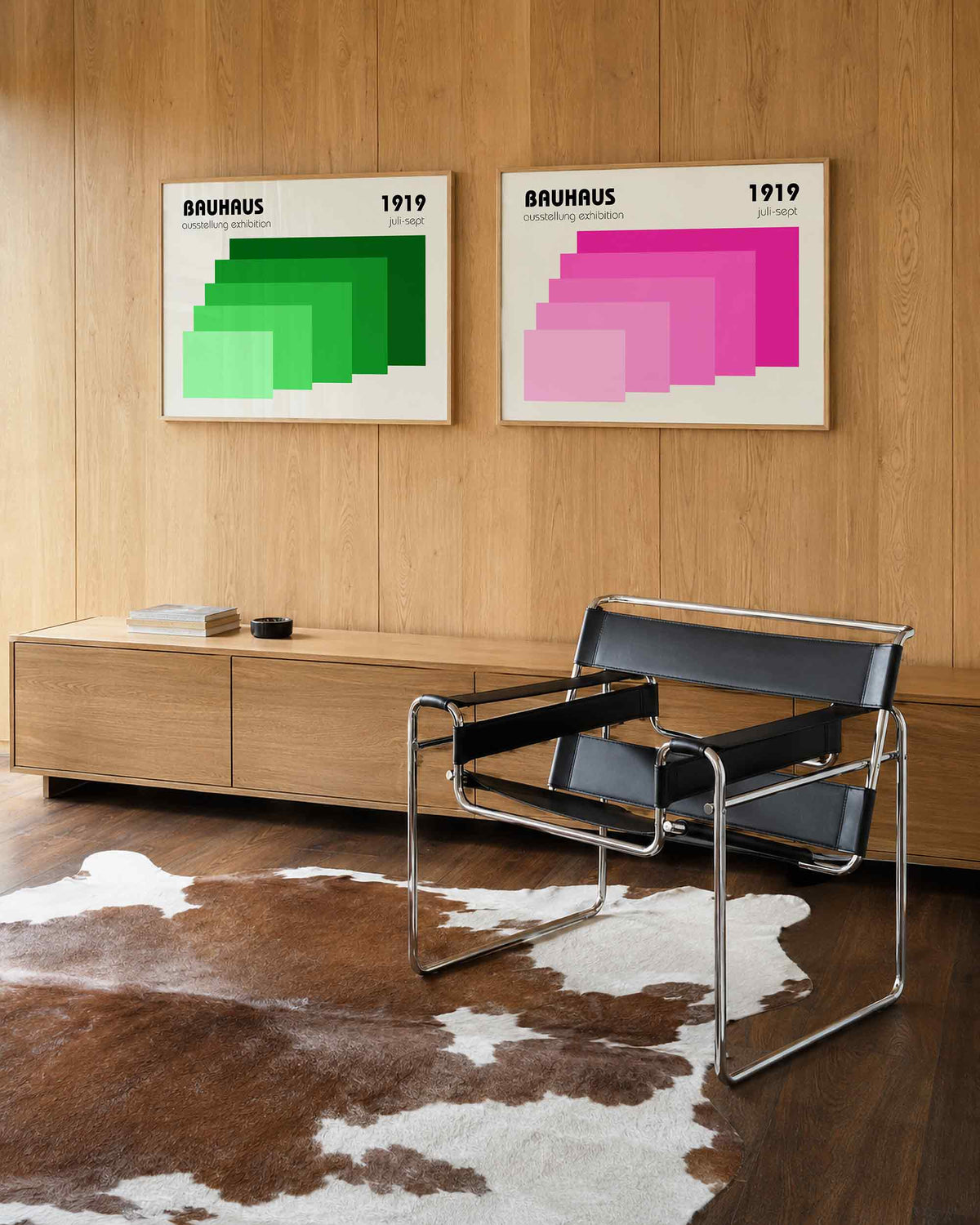 Interieurmockup van tweedelige landscape-posterset met groene en roze kleurtrappen