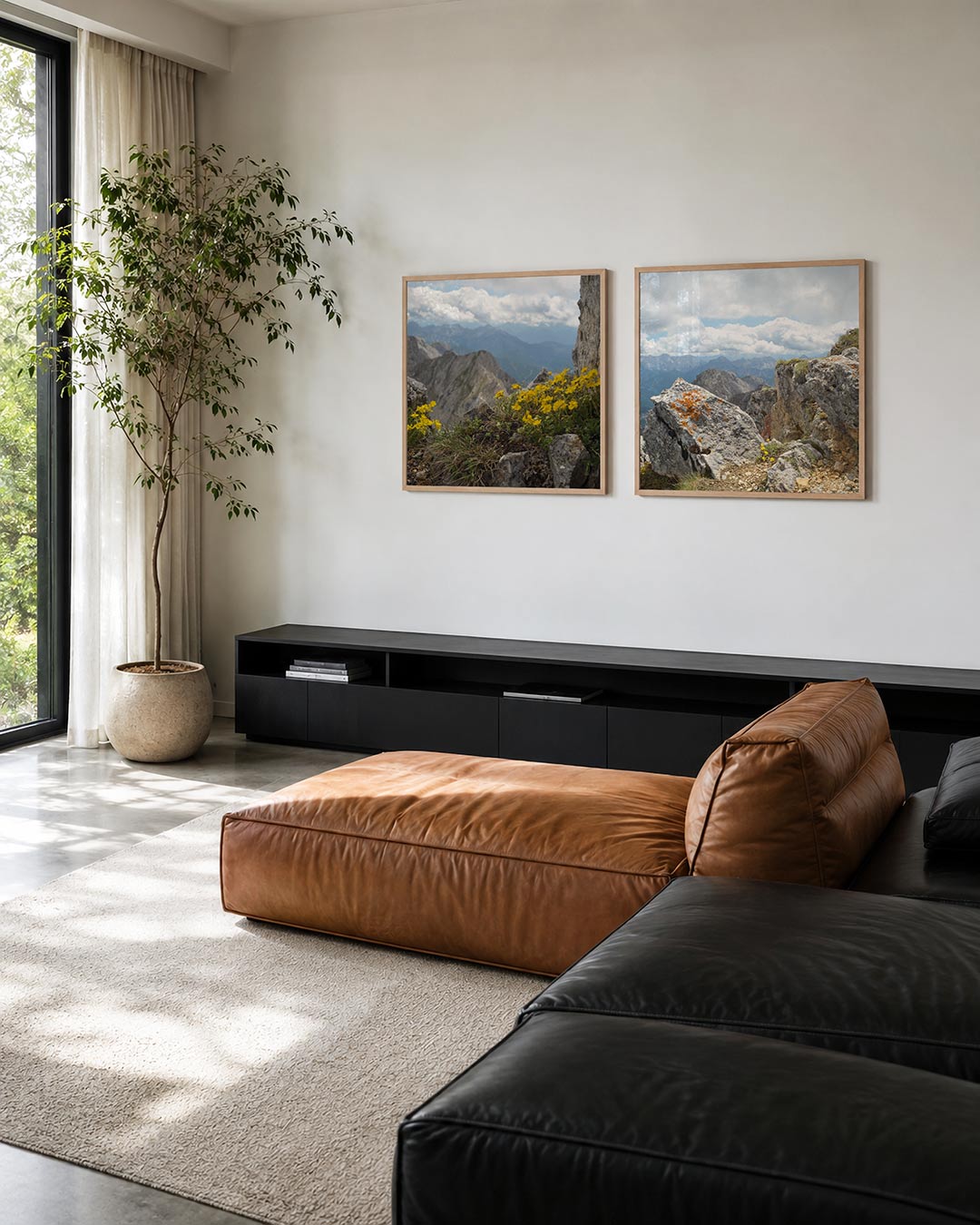 Interieur met vierkant fotografisch tweeluik alpenrots en gele bloemen – Gerald Emming