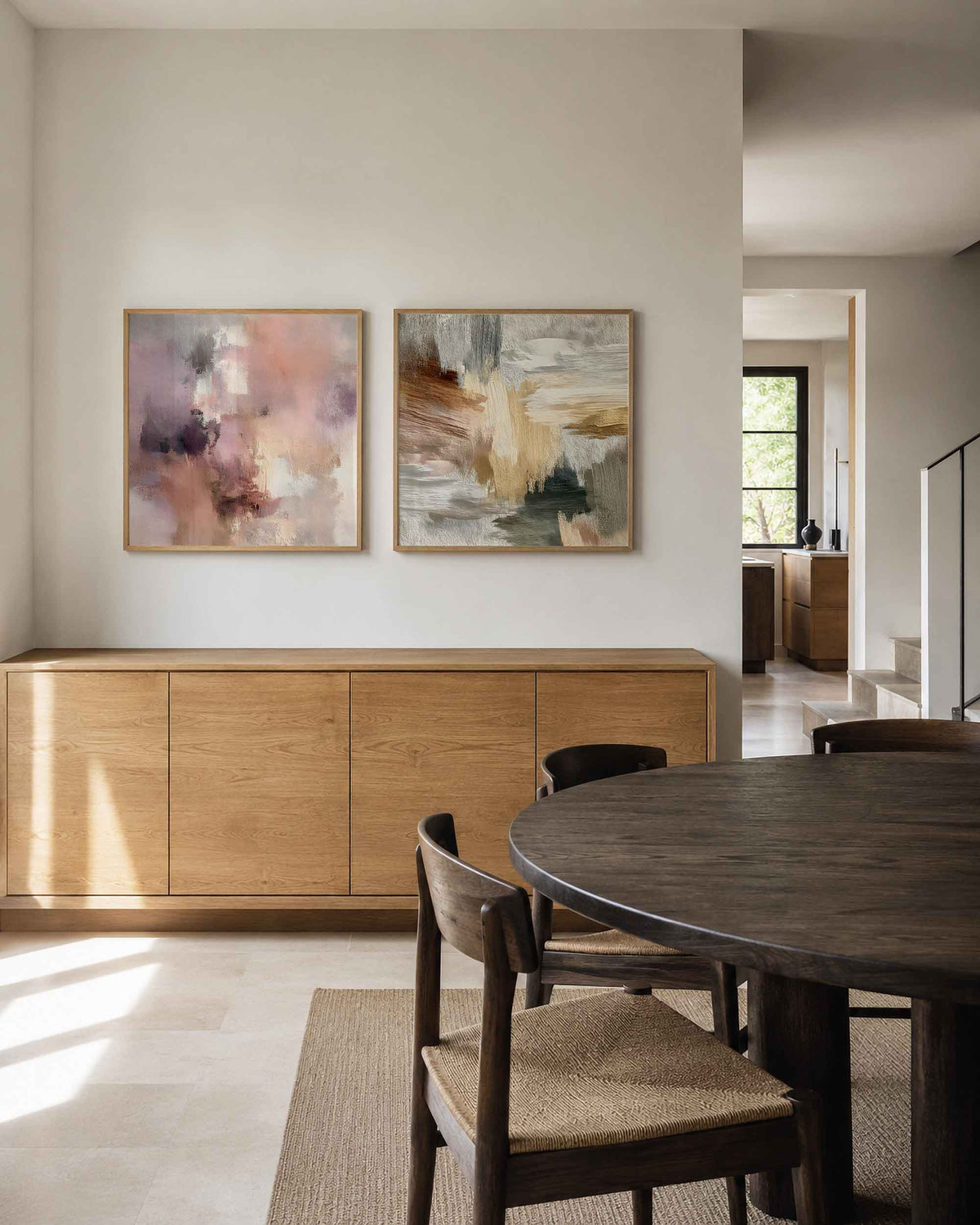 Interieurpresentatie van een tweedelige vierkante posterset met roze beige abstracte