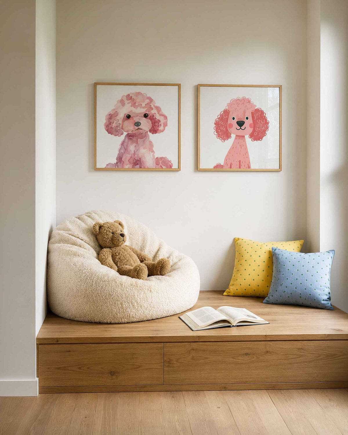 Interieurpresentatie van een tweedelige vierkante posterset met roze poedels
