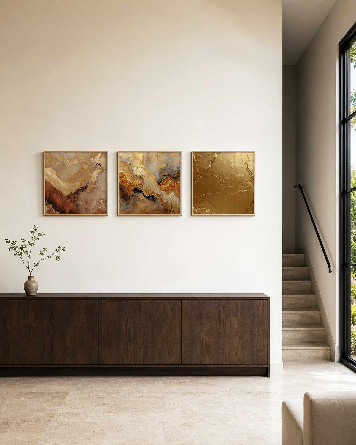 Interieurpresentatie van een driedelige vierkante posterset met goudbruine abstracte