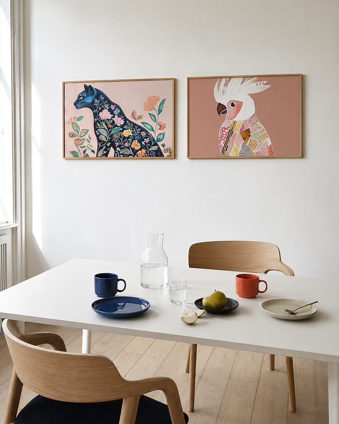 Interieurpresentatie van twee posters met een donkerblauwe kat met kleurrijke bloemen en bladeren