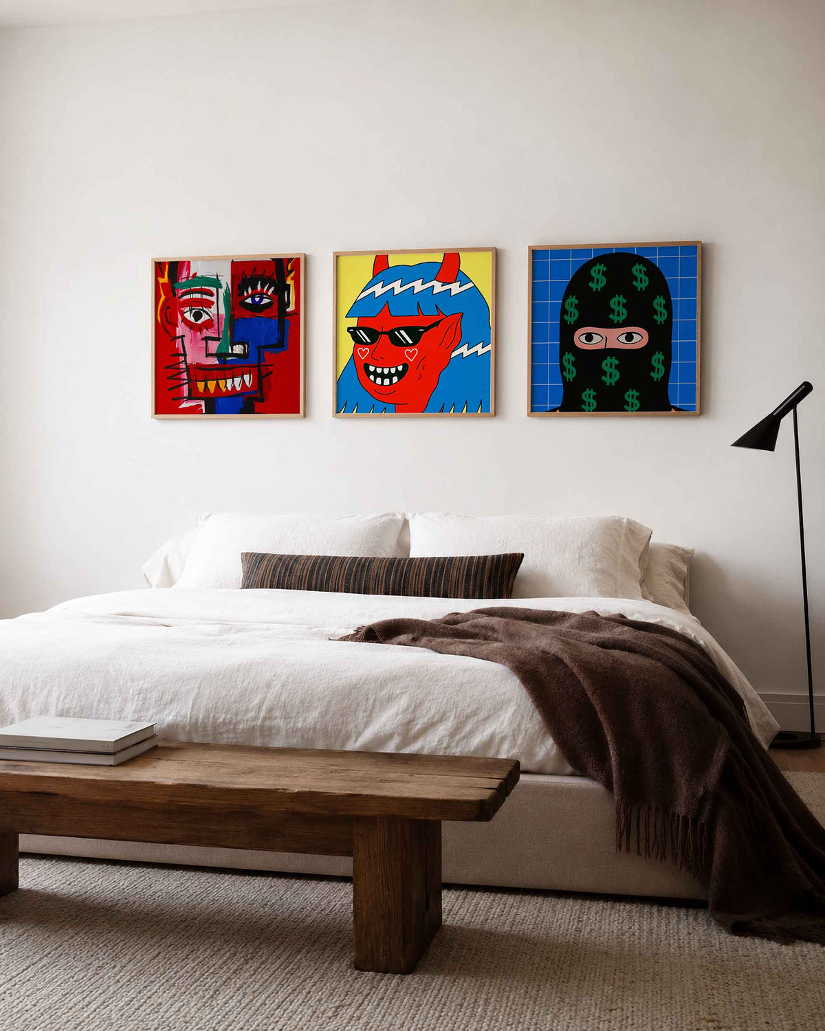 Interieurpresentatie van een driedelige vierkante posterset met kleurrijke gezichten