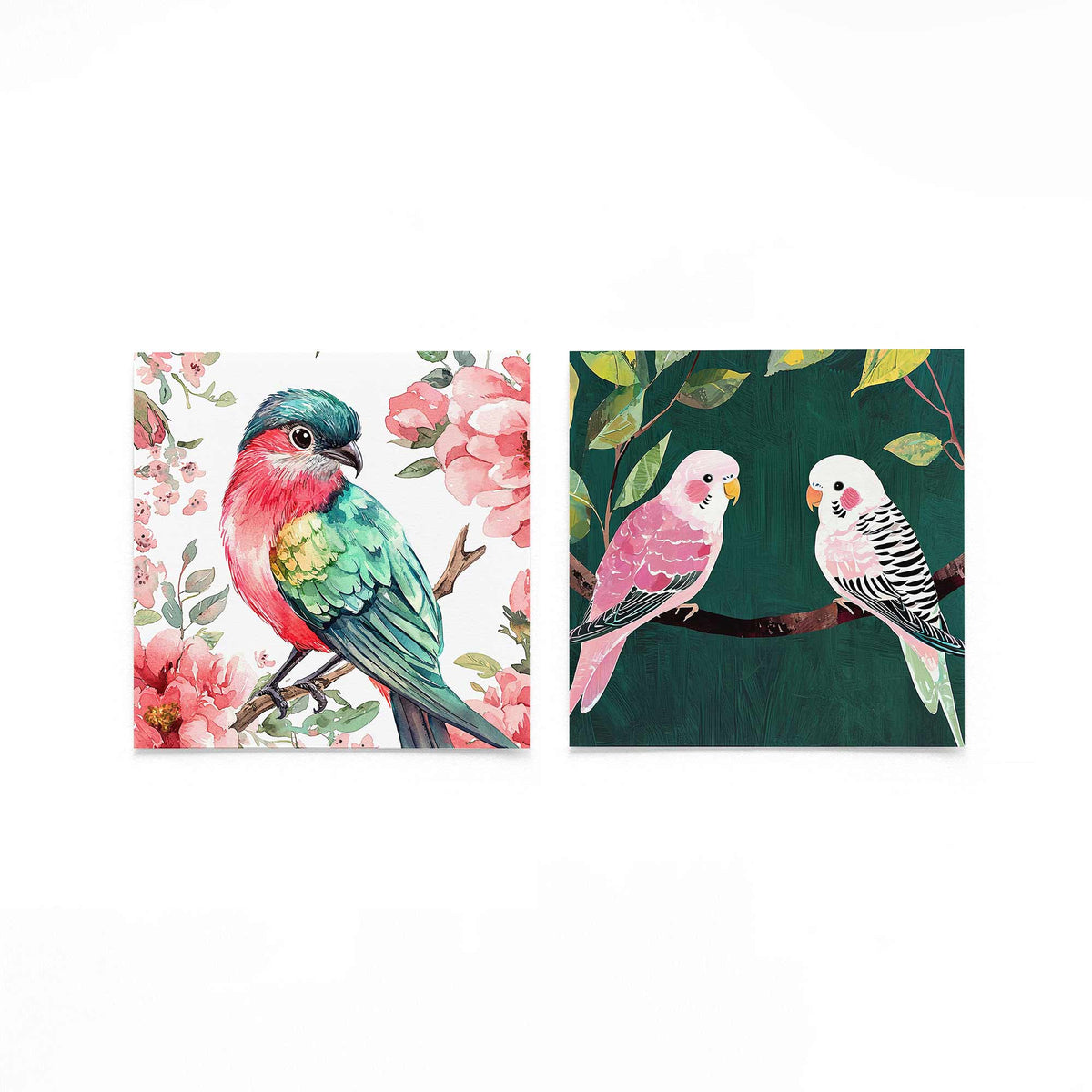 Twee vierkante posters met kleurrijke vogels op een gebroken witte achtergrond