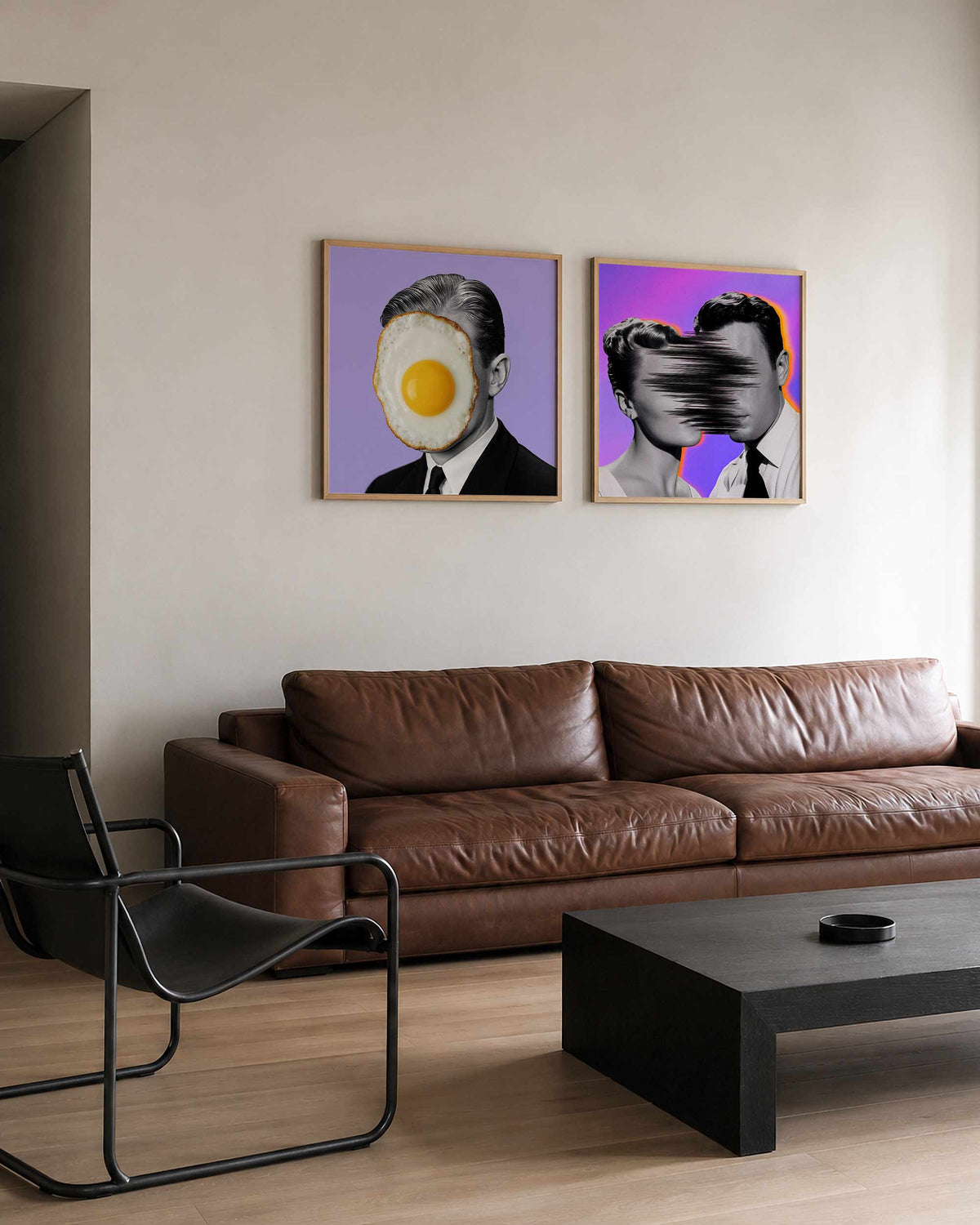 Interieurpresentatie van een tweedelige vierkante posterset met ei en portretten