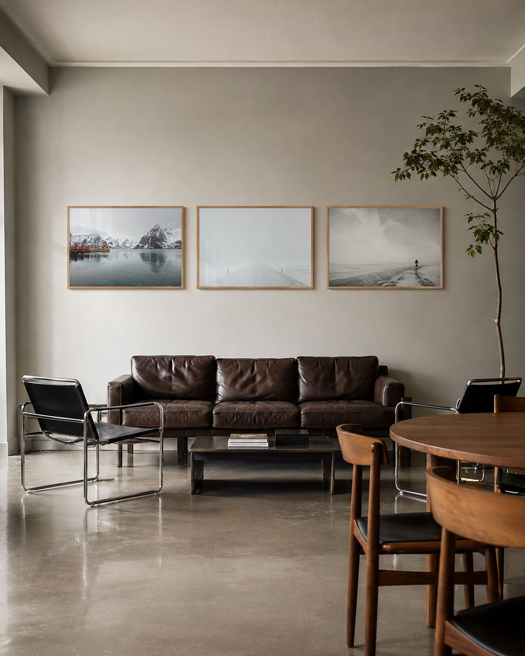 Interieur met liggend fotografisch drieluik winterstilte aan de horizon – Gerald Emming