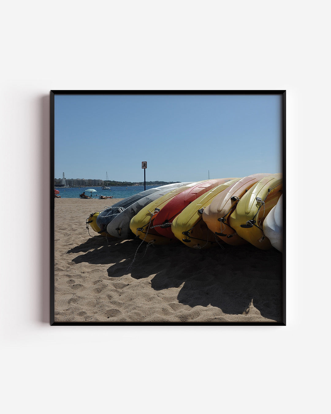 Kleurrijke kajaks op strand Poster