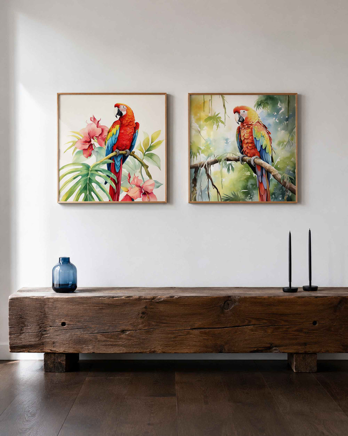 Interieurpresentatie van een tweedelige vierkante posterset met ara’s en tropische bloemen