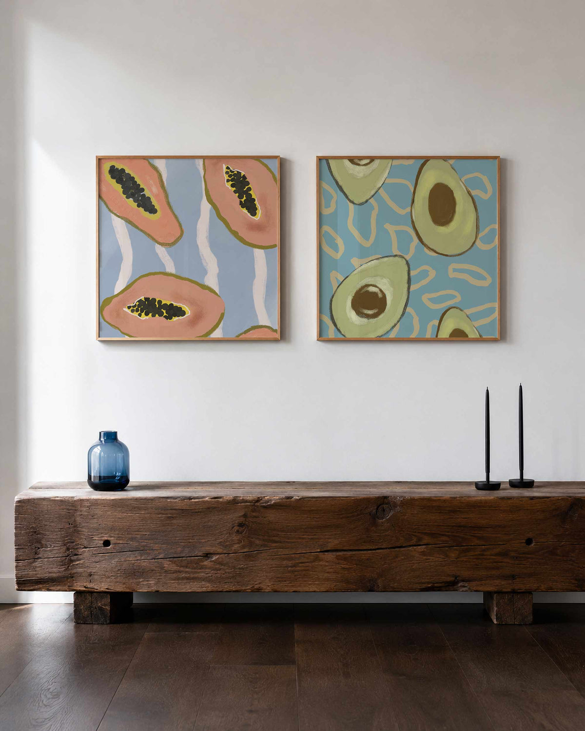 Interieurpresentatie van een tweedelige vierkante posterset met papaja en avocado
