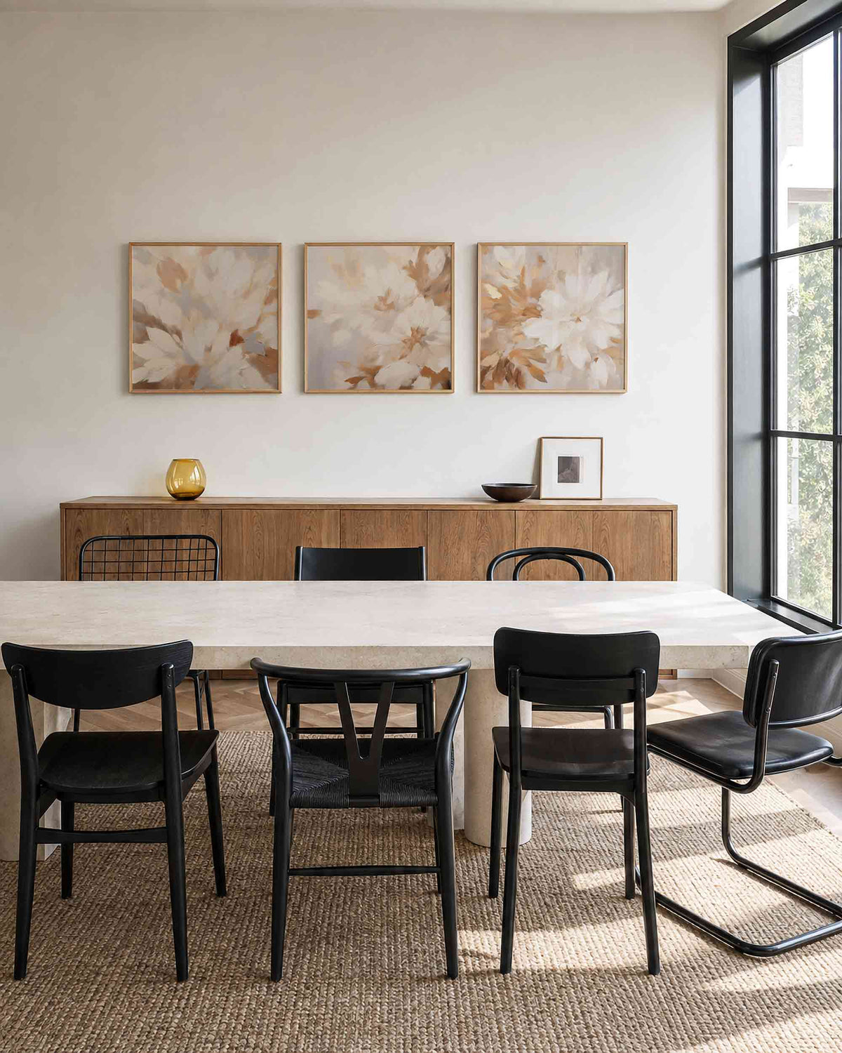 Interieurpresentatie van een driedelige vierkante posterset met abstracte bloemen beige