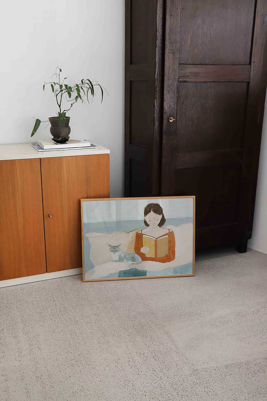 Lezende vrouw met kat Poster