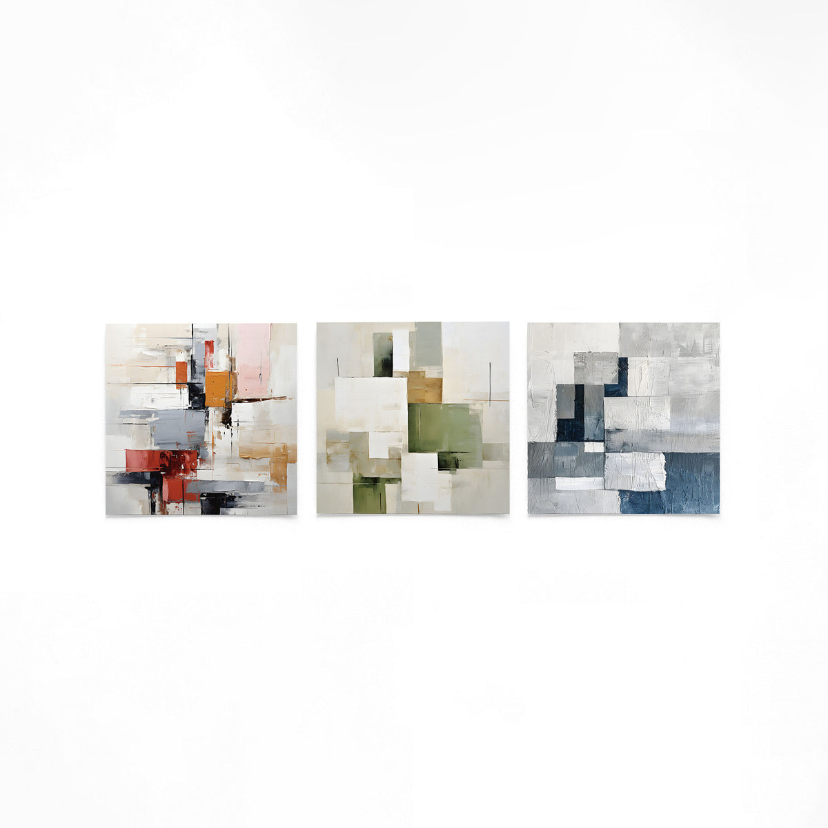 Drie vierkante posters met abstracte vlakken op een gebroken witte achtergrond