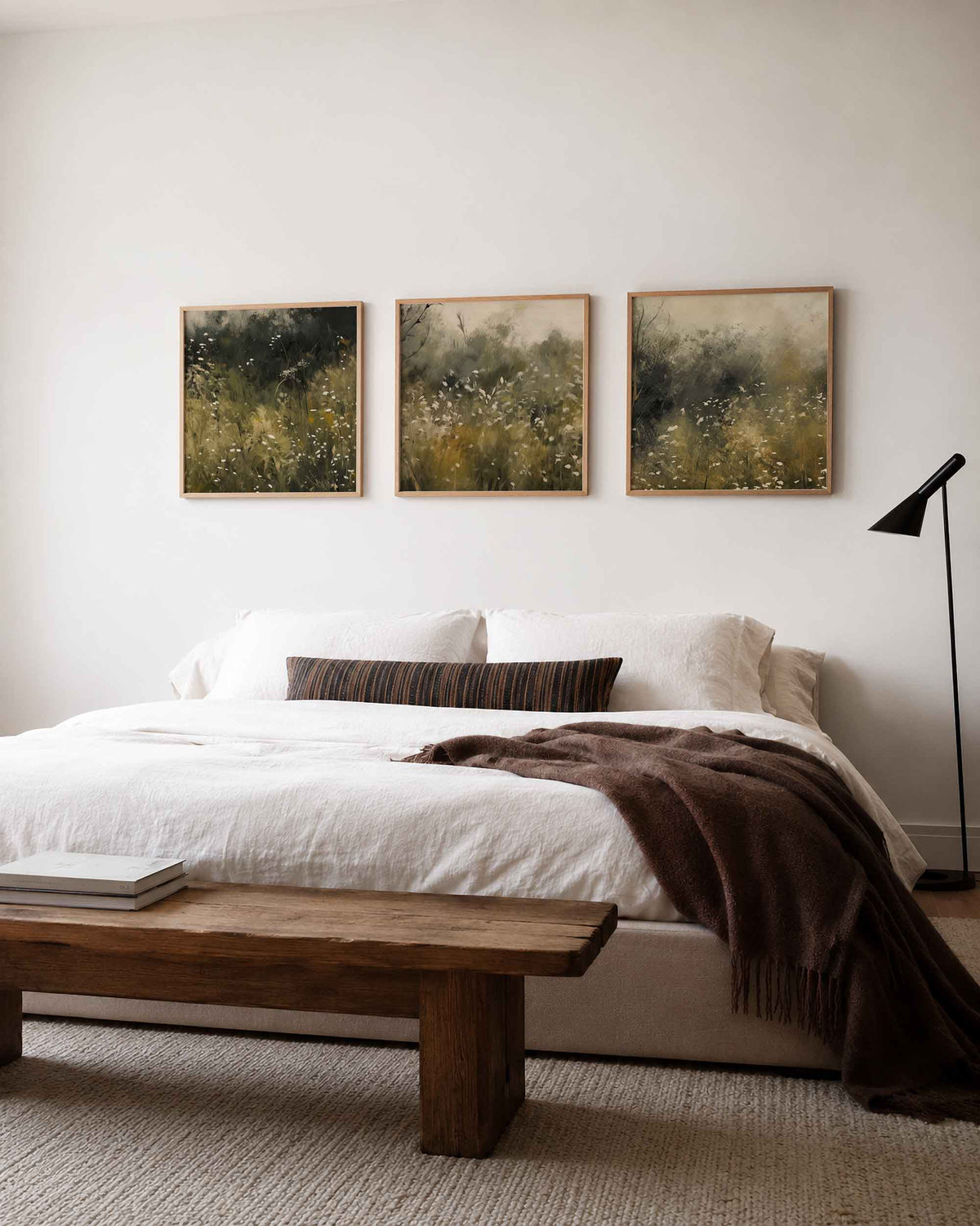 Interieurpresentatie van een driedelige vierkante posterset met wilde bloemen