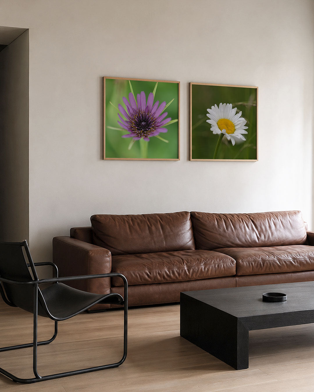 Interieur met vierkant fotografisch tweeluik bloemen in contrast – Gerald Emming