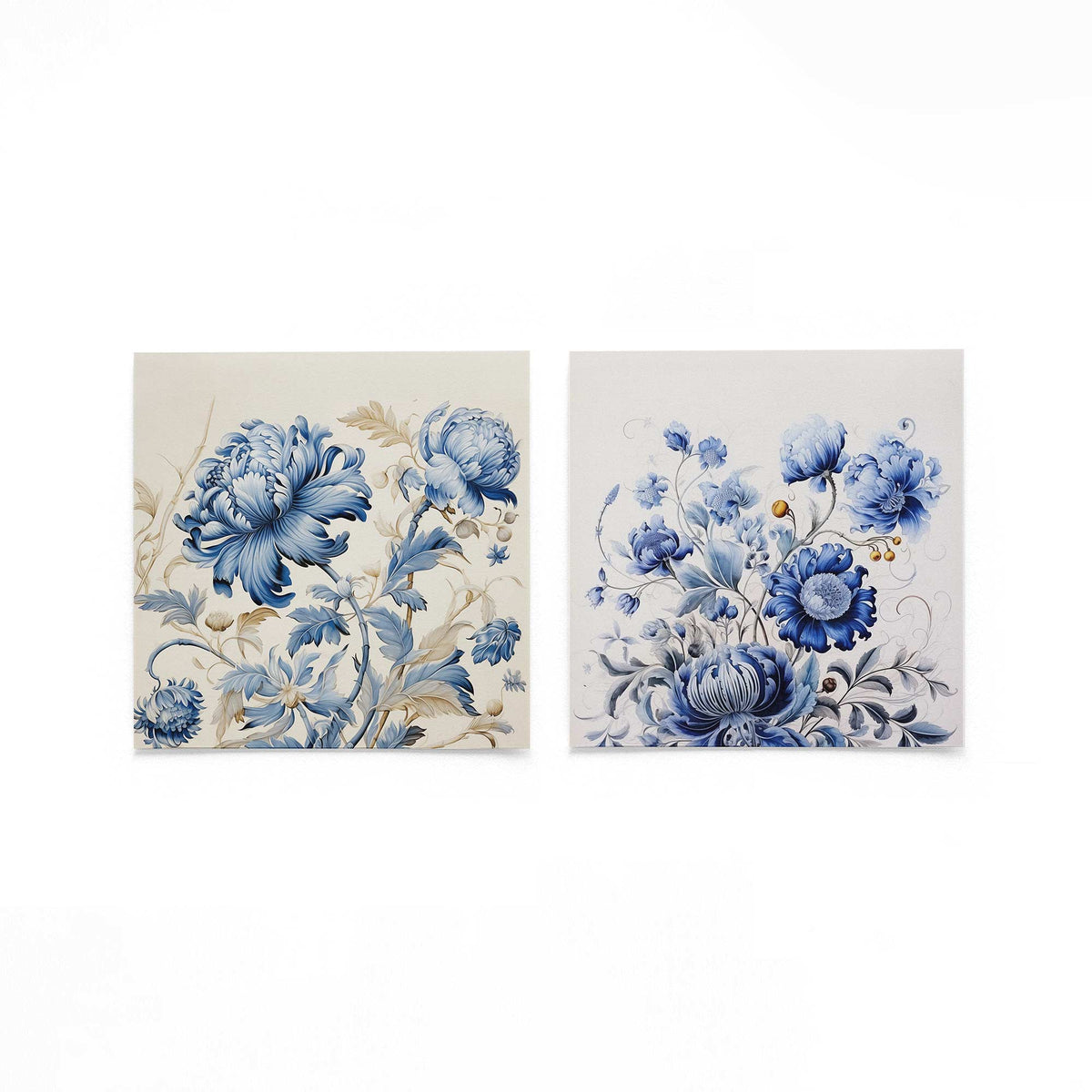 Twee vierkante posters met blauwe bloemen op een gebroken witte achtergrond