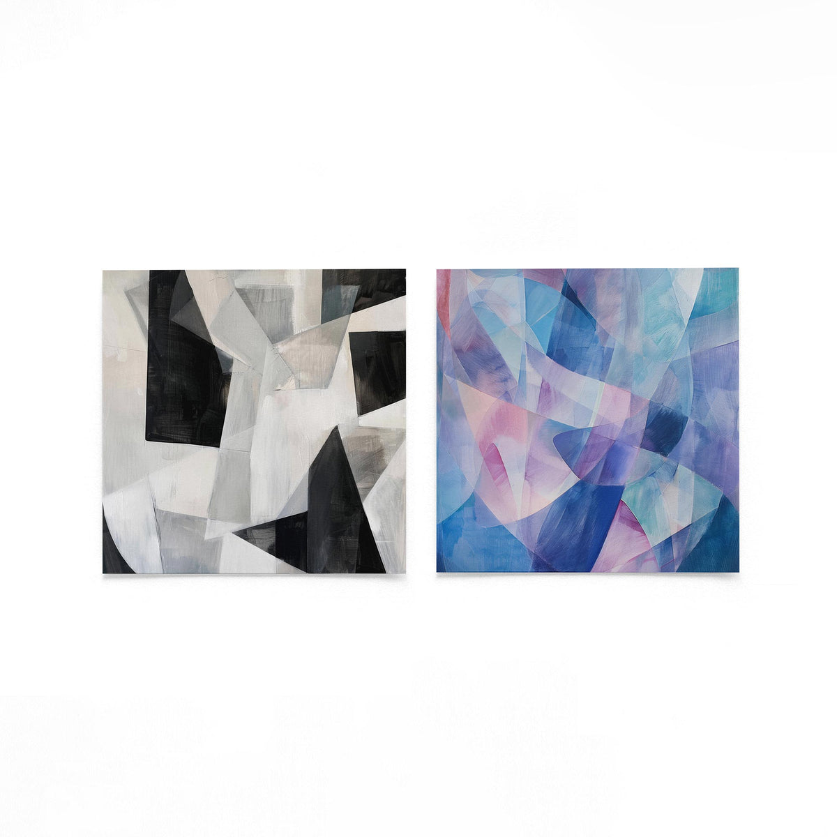 Twee vierkante posters met geometrische vlakken op een gebroken witte achtergrond