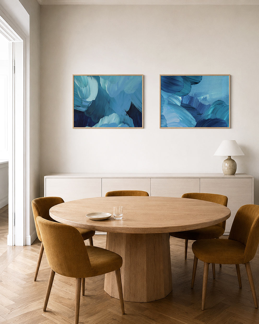 Twee liggende posters met deze tweedelige posterset heeft vloeiende blauwe penseelstreken, aan de muur in een interieur