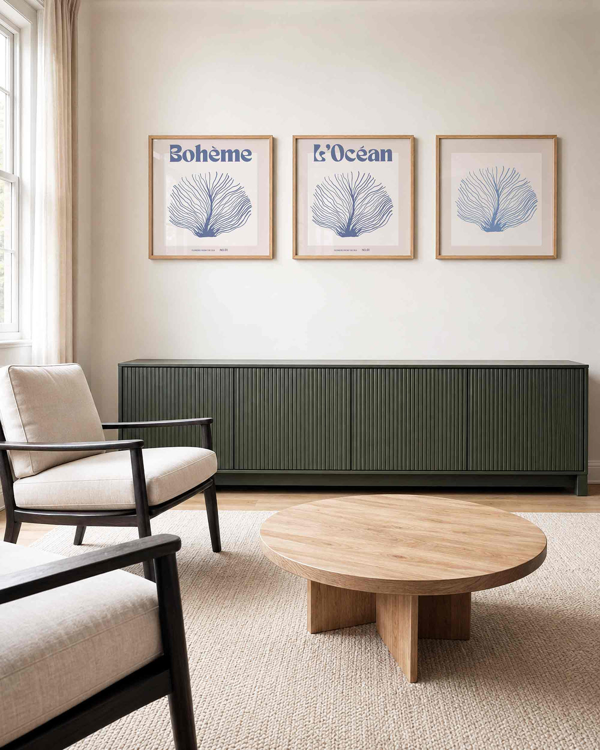 Interieurpresentatie van een driedelige vierkante posterset met blauwe zeebloem