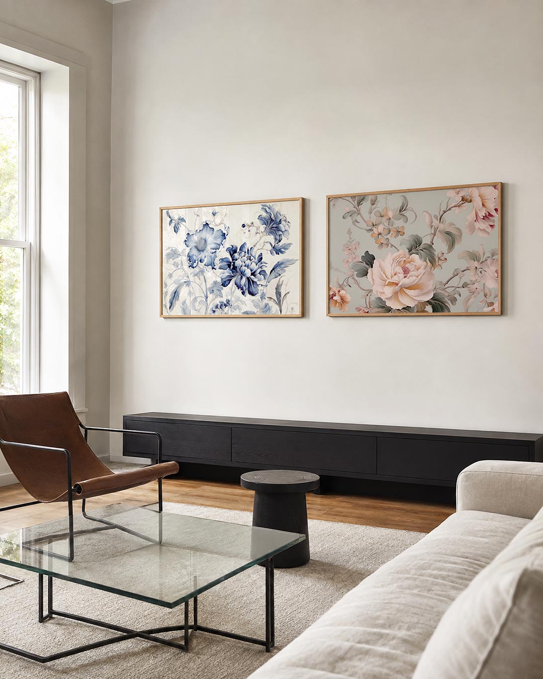 Twee liggende posters met delicate bloemen in blauw-witte tinten, aan de muur in een interieur