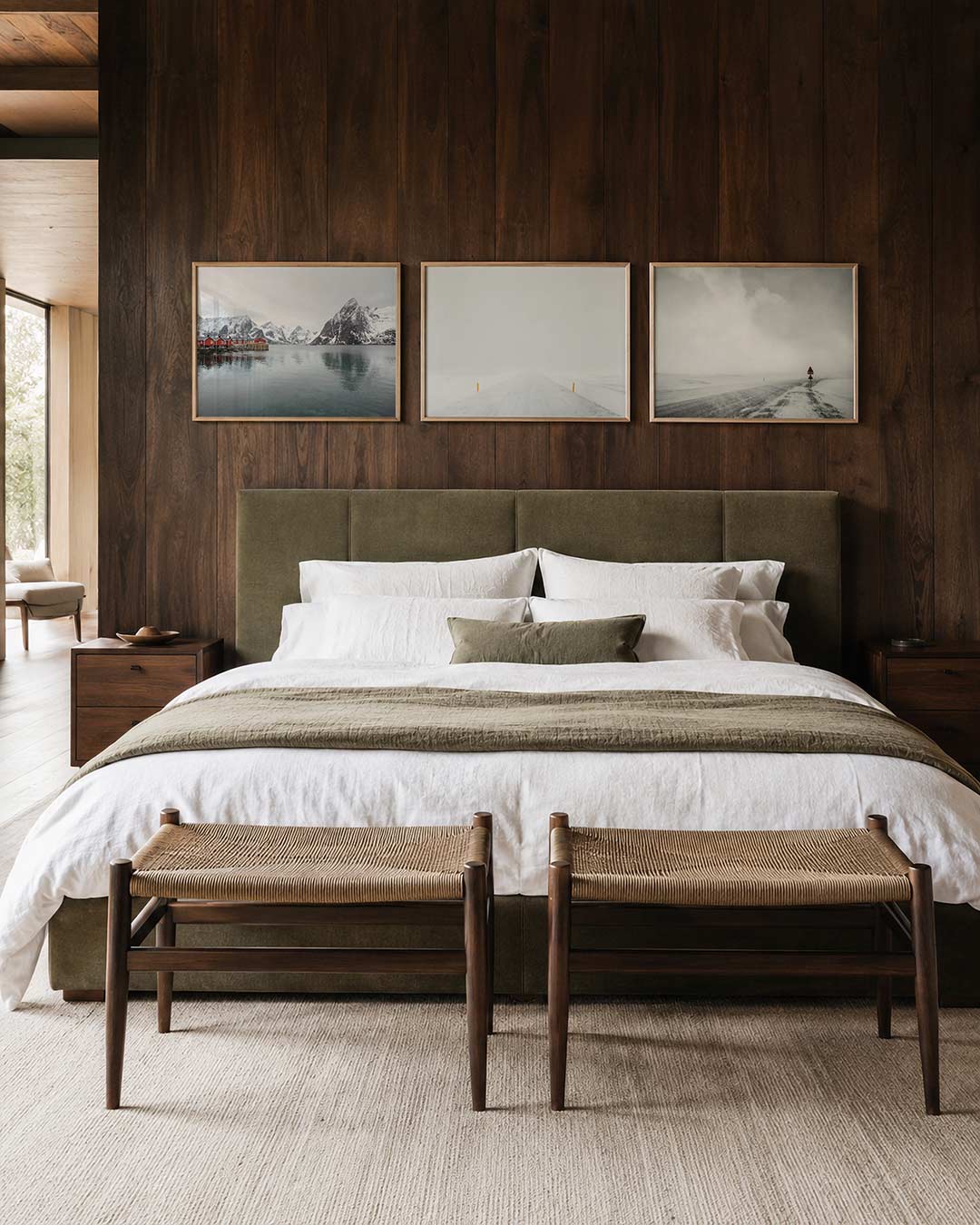 Interieur met liggend fotografisch drieluik winterstilte aan de horizon – Gerald Emming